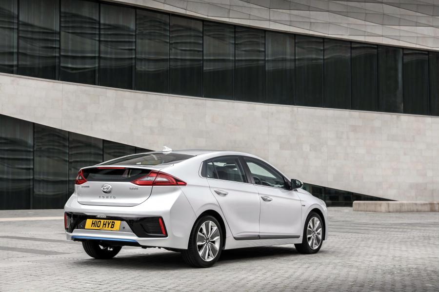  Hyundai IONIQ hybrid 2016 года  (UK) (фото 17 из 32)